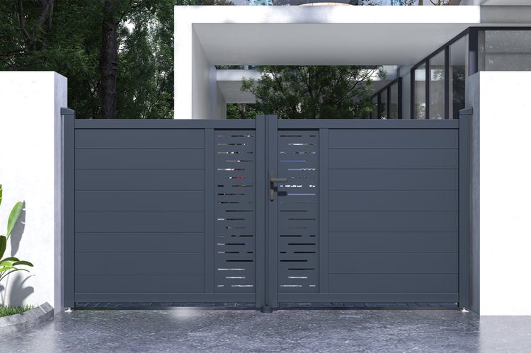 Zweiflügeliges Einfahrtstor aus Aluminium in modernem Design mit horizontalen Paneelen und dekorativen Schlitzen.
