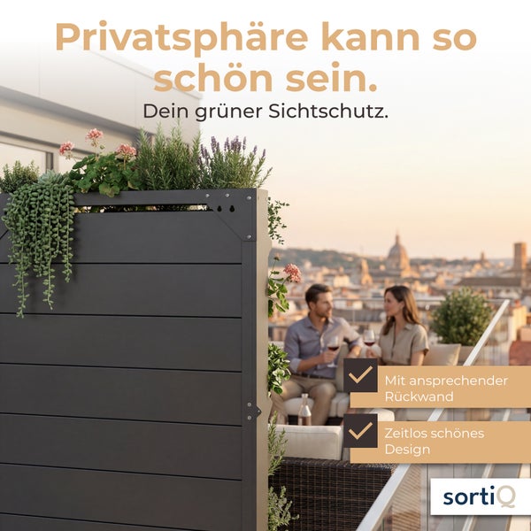 Sichtschutzelement aus Metall mit integriertem Pflanzkasten auf einer Dachterrasse mit einem Paar im Hintergrund, SortiQ Firmenlogo.