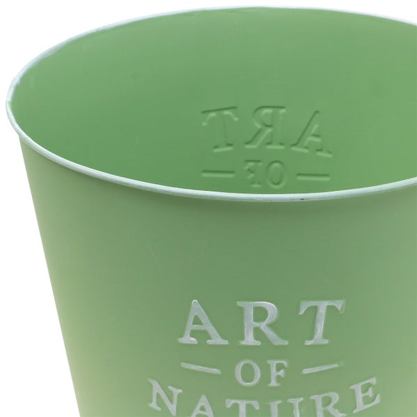 Detailansicht eines grünen Pflanzgefäßes mit der Aufschrift 'Art of Nature'.