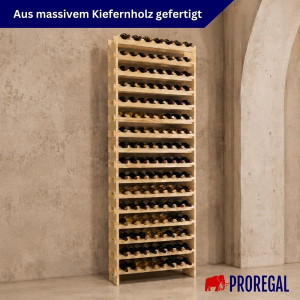 Hohes Weinregal aus massivem Kiefernholz, gefüllt mit Weinflaschen vor einer Wand.