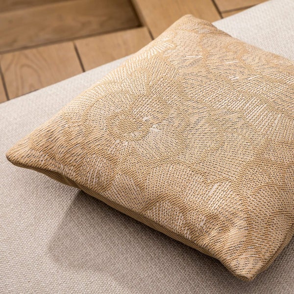 Dekokissen mit Muster auf einer Sitzgelegenheit