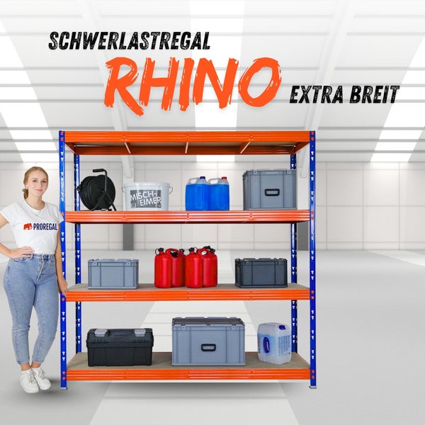 Schwerlastregal Rhino extra breit mit vier Holzböden, beladen mit Lagerboxen und Kanistern in einer hellen Lagerhalle. Proregal Logo.