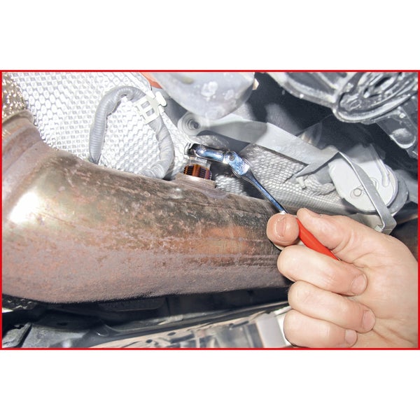 Ein Mann benutzt einen Schraubenschlüssel, um einen Sensor an einem Auto zu befestigen.