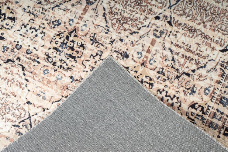 Nahaufnahme eines Orientteppichs mit Vintage-Muster und strukturierter Rückseite.