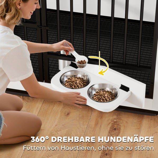 Drehbarer Hundenapf aus Edelstahl an einem Hundeschutzgitter, 360 Grad drehbar, befüllt mit Futter.