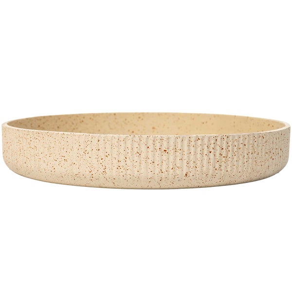 Runder Pflanzen-Untersetzer mit geriffelter Struktur und gesprenkeltem Design.