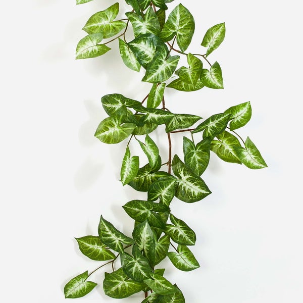 Künstliche Hängepflanze Syngonium mit grünen Blättern und weißen Blattadern.