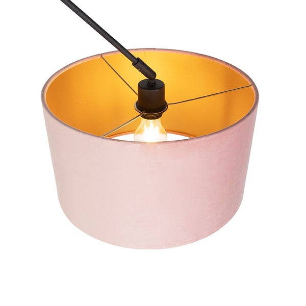 Runder Lampenschirm aus rosa Samt mit goldener Innenseite, schwarzer Fassung und Leuchtmittel.