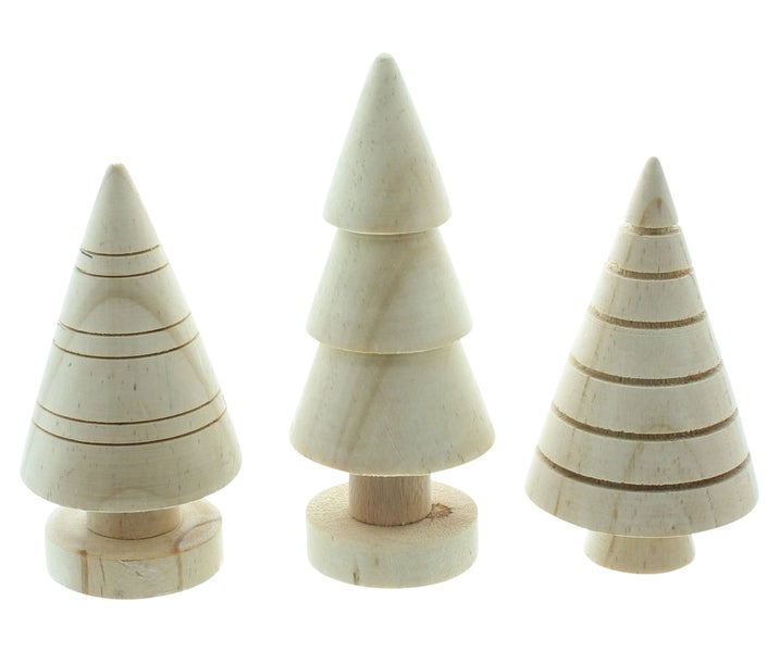 Drei dekorative Weihnachtsbäume aus Holz