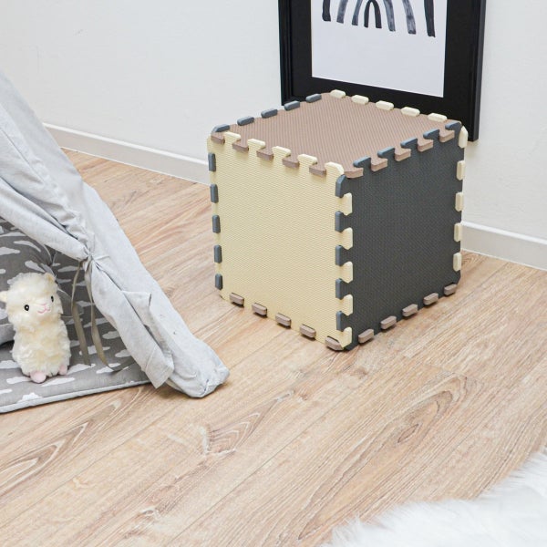 Steckmatte aus Schaumstoff als Würfel zusammengesetzt in einem hellen Kinderzimmer mit Spielzelt aus Stoff, Plüschtier und Boden in Holzoptik.