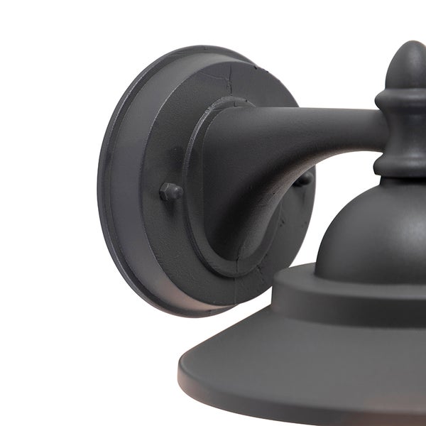 Außenwandleuchte aus Metall in Mattschwarz, Detailansicht von Montageplatte und Arm im klassischen Stil.