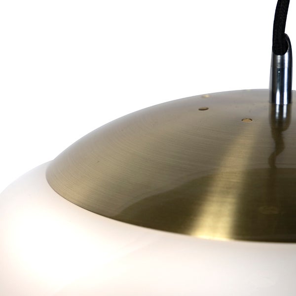 Detailansicht einer Hängeleuchte mit Lampenschirm aus Metall