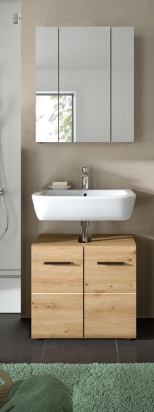 Modernes Badezimmer mit dreitürigem Spiegelschrank, weißem Keramik-Waschbecken und Unterschrank in Eichenoptik sowie grünem Teppich.