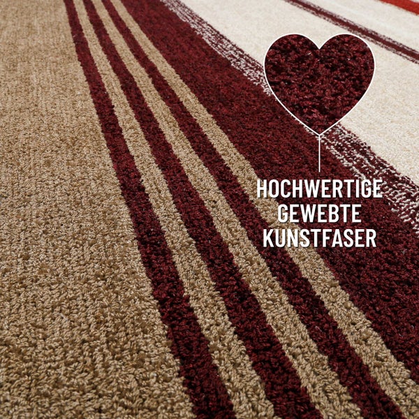 Detailansicht der Textur eines gestreiften Teppichs aus gewebter Kunstfaser mit vergrößerter Darstellung der Webstruktur.