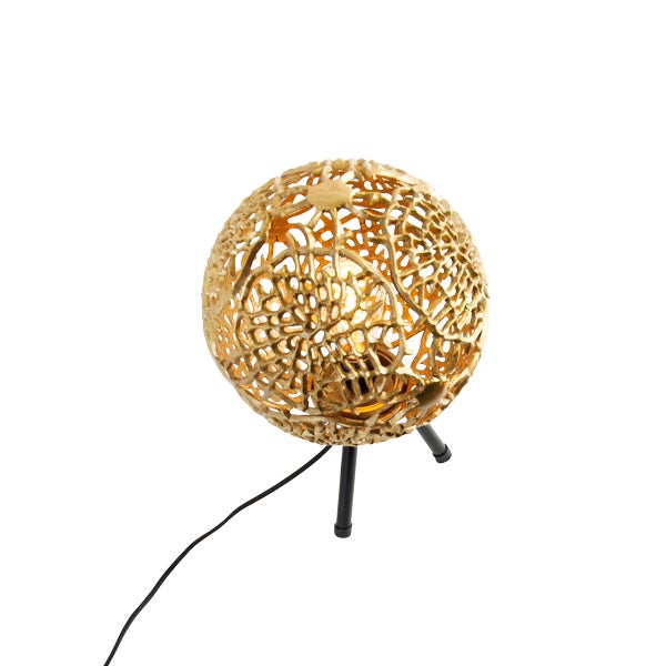 Dekorative Tischleuchte mit einem kugelförmigen, durchbrochenen Lampenschirm auf einem Dreibeinstativ.
