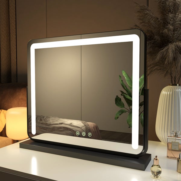 Tischspiegel mit LED-Beleuchtung auf einer Kommode