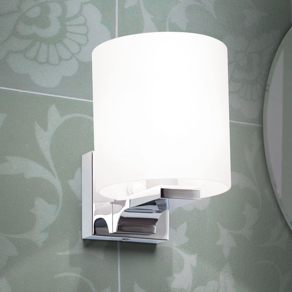 Moderne Wandleuchte mit zylindrischem Glasschirm und verchromter Wandhalterung für das Badezimmer