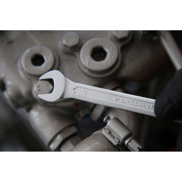 Brilliant Maulschlüssel mit der Schlüsselweite 13 Millimeter im Einsatz