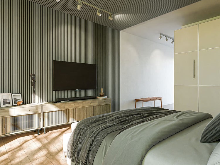 Modernes Schlafzimmer mit Wandverkleidung aus Holzlamellen, Fernseher an der Wand, Holzkommode, Doppelbett und Schrank in einem hellen Wohnraum.