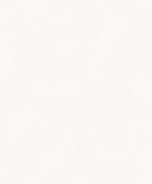 Helles Schlafzimmer mit Holzwand, Nachttisch, Lampe und Pflanzen