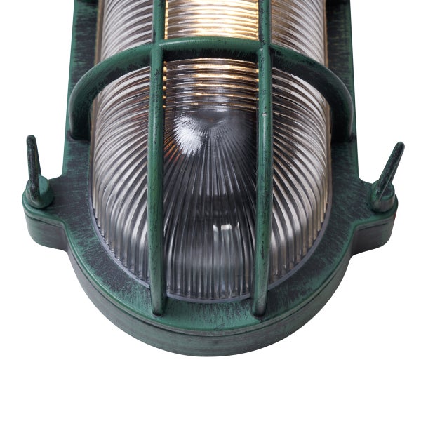 Dunkelgrüne Außenwandleuchte aus Metall und geriffeltem Glas mit Schutzgitter.