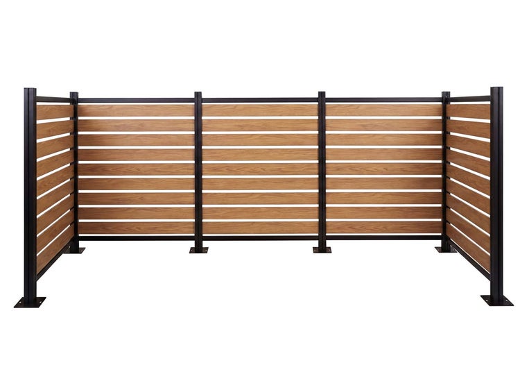 Sichtschutzzaun mit horizontalen Lamellen in Holzoptik und Metallrahmen, dreiseitig.