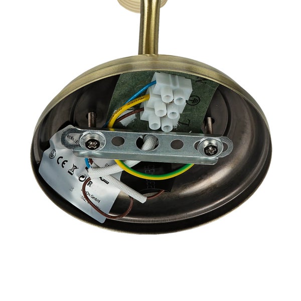 Innenansicht einer Deckenleuchte mit elektrischen Anschlüssen und Befestigungsmaterial.