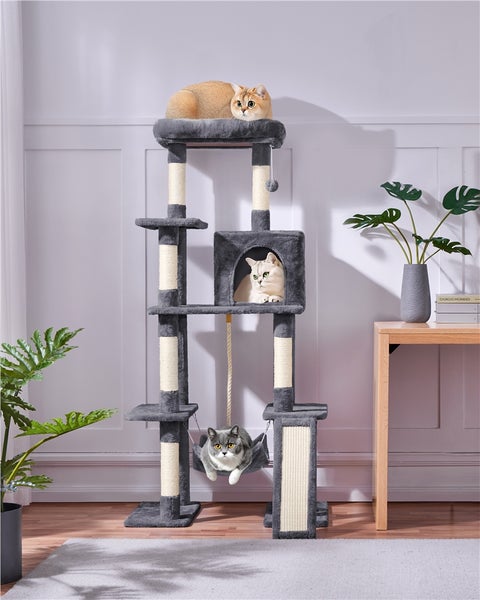 Katzenkratzbaum mit Liegeflächen und Katzen