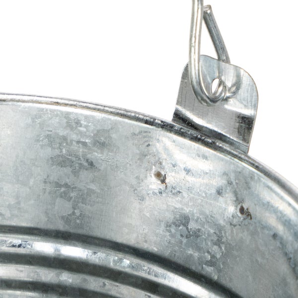 Detailansicht eines verzinkten Metalleimers mit Henkelhalterung und oberem Rand.