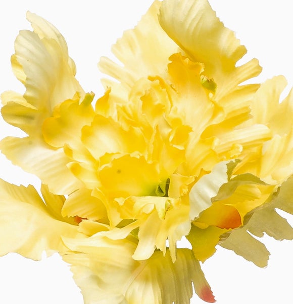 Künstliche gelbe Blume mit stark gekräuselten Blütenblättern aus Textil.