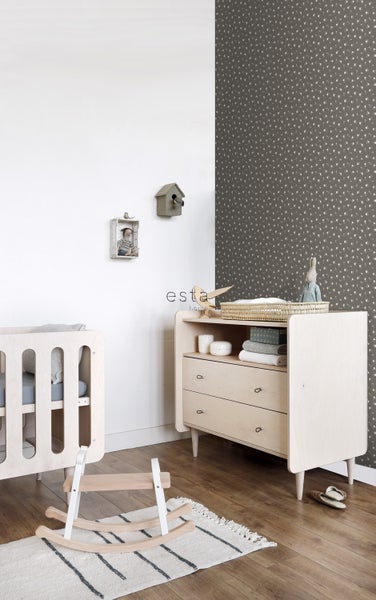 Kinderzimmer mit Wickelkommode, Babybett und Spielzeug