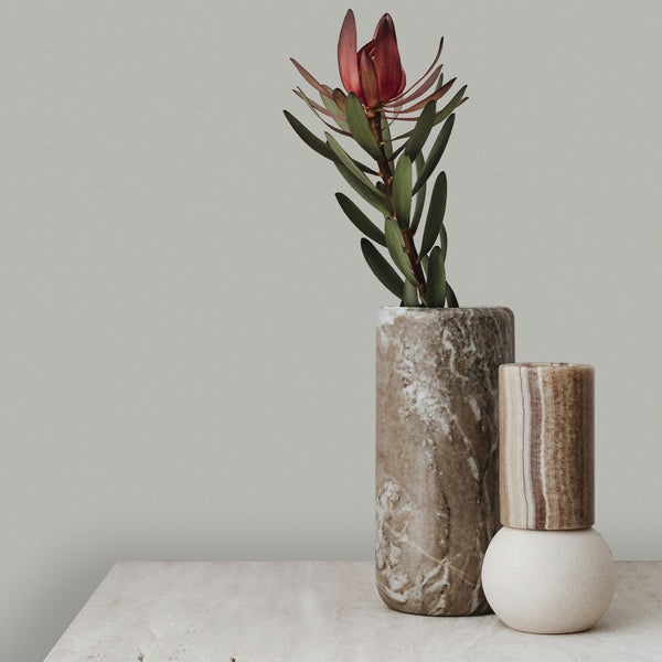 Dekorative Marmorvasen auf einem Tisch mit Pflanze