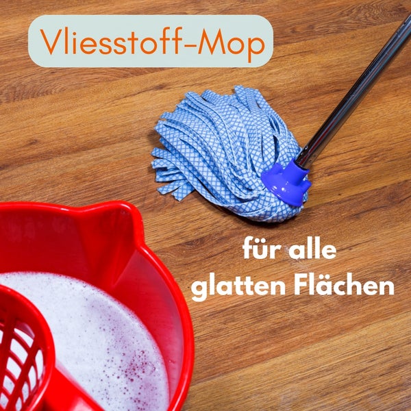 Stoffmop neben Eimer mit Reinigungsmittel auf Holzboden