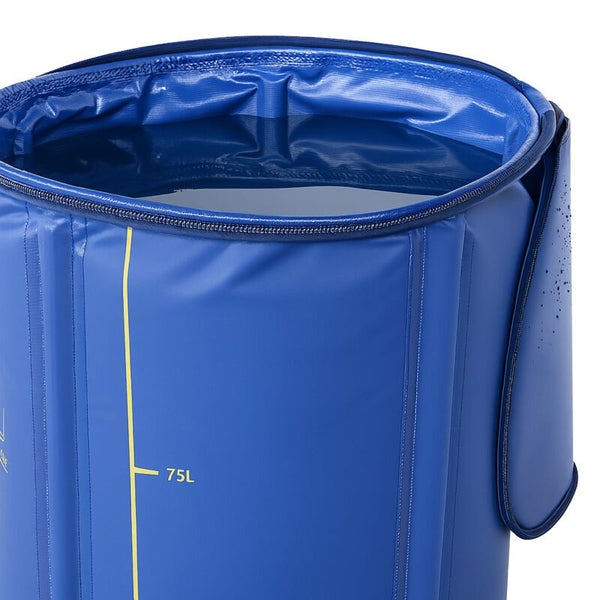 Detailaufnahme einer flexiblen blauen Regentonne mit 75 Liter Markierung und Reißverschluss am oberen Rand.