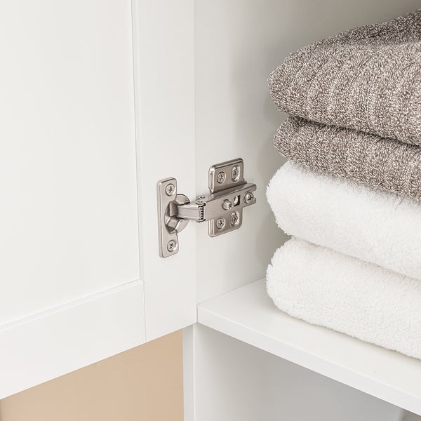 Detailaufnahme eines Badezimmerschranks mit Handtüchern und Scharnier