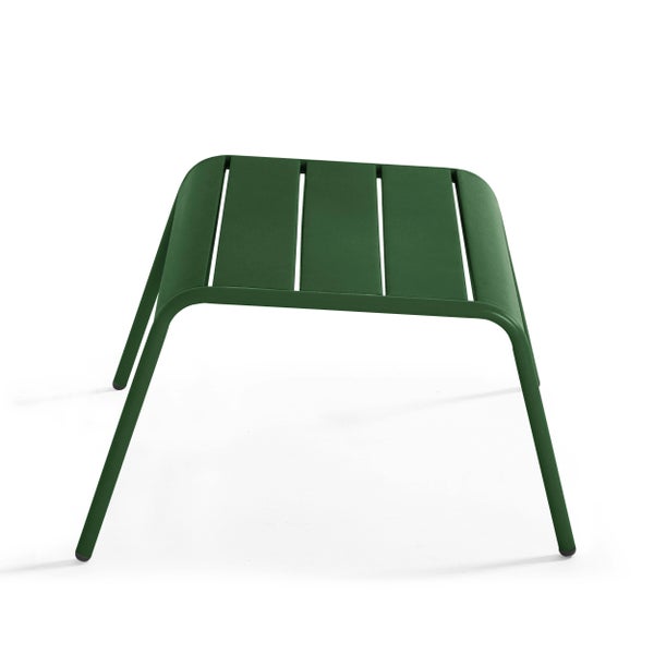 Grüner Gartenhocker aus Metall mit Lattenoberfläche.