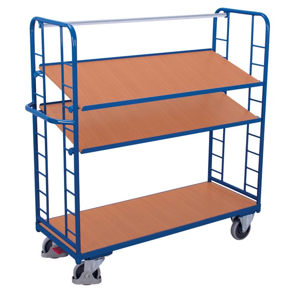 Etagenwagen mit drei Holzböden, Schiebebügel und blauem Stahlrohrrahmen auf vier Rollen.