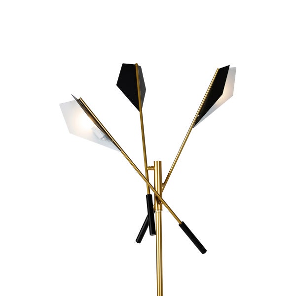 Stehlampe mit drei Leuchtenarmen und Lampenschirmen in geometrischem Design