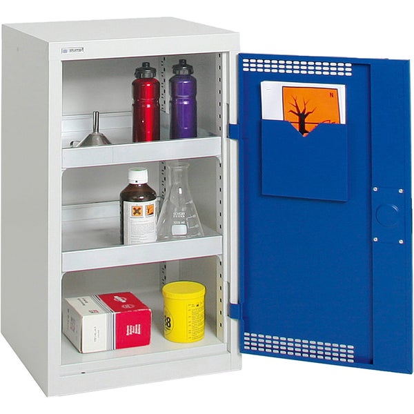 Gefahrstoffschrank mit offener Tür, drei Fachböden und Dokumententasche an der Türinnenseite, gefüllt mit verschiedenen Laborutensilien.