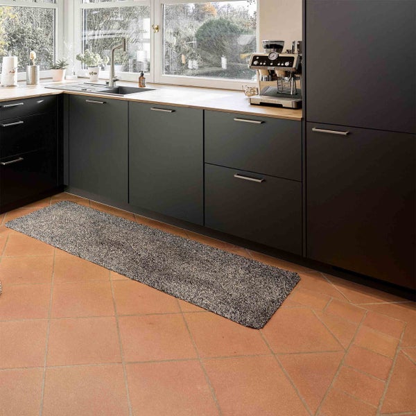 Helle Küche mit dunklen Schränken, Fenster, Arbeitsplatte und Teppich