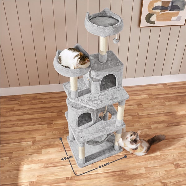 Mehrstöckiger grauer Kratzbaum mit zwei Katzen, Liegeflächen, Höhlen und Sisalstämmen, Abmessungen 49 cm x 61 cm