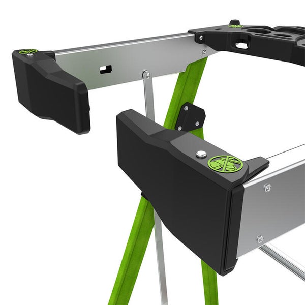Detailansicht eines Untergestells mit Aluminiumrahmen, schwarzen Schutzkappen mit Warnsymbolen und grünen Standbeinen.