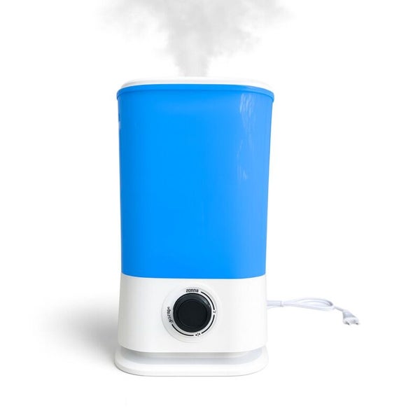 Luftbefeuchter mit blauem Wassertank, weißem Sockel, schwarzem Drehregler und aufsteigendem feinem Nebel