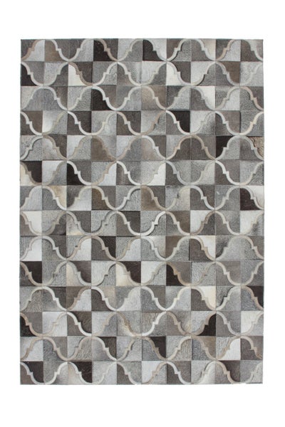Grauer Kuhfell-Patchworkteppich mit geometrischem Muster aus Quadraten und Bögen.