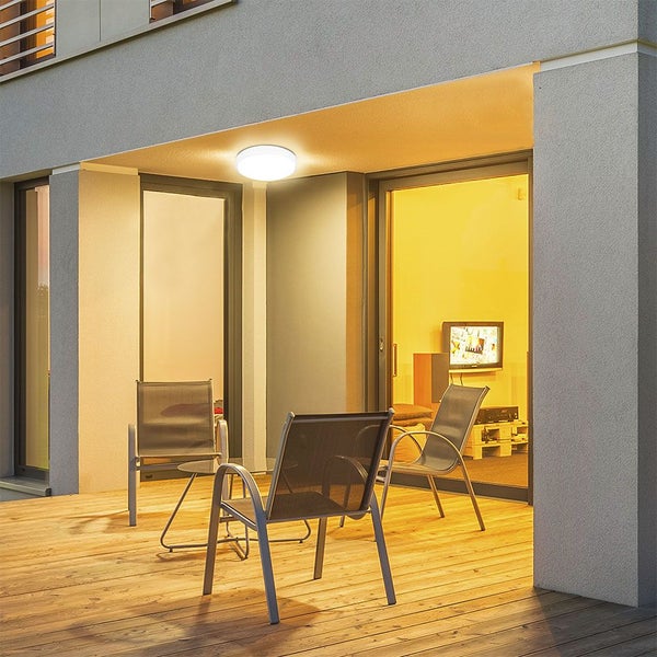 Außenbereich mit Deckenleuchte und Gartenmöbeln auf Holzterrasse