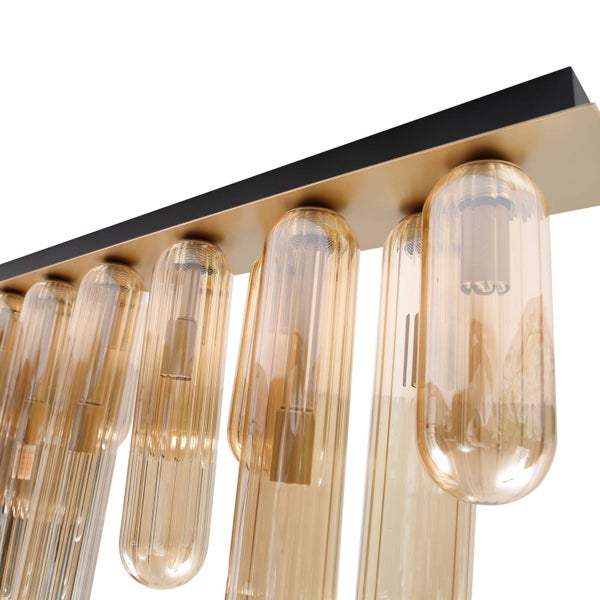 Moderne Deckenleuchte mit schwarzem und goldfarbenem Metallgehäuse sowie mehreren bernsteinfarbenen, geriffelten Glaszylindern.