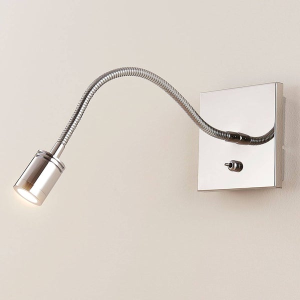 Wandleuchte mit flexiblem Arm, quadratischer Grundplatte und Kippschalter aus verchromtem Metall.
