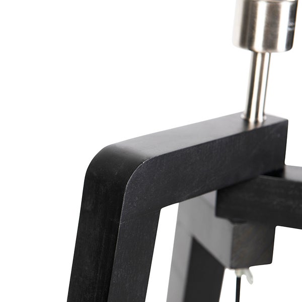 Detailansicht einer Tischleuchte mit Gestell aus Holz und Lampenfassung aus Metall