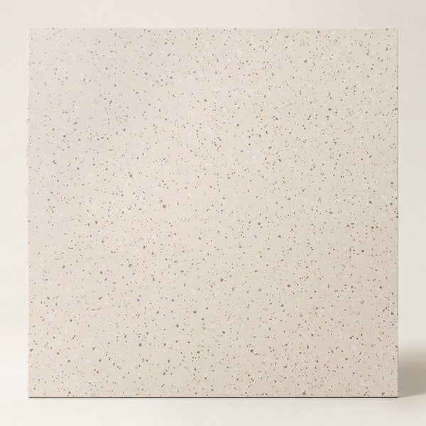 Quadratische Bodenfliese in Terrazzo Optik mit feiner Körnung