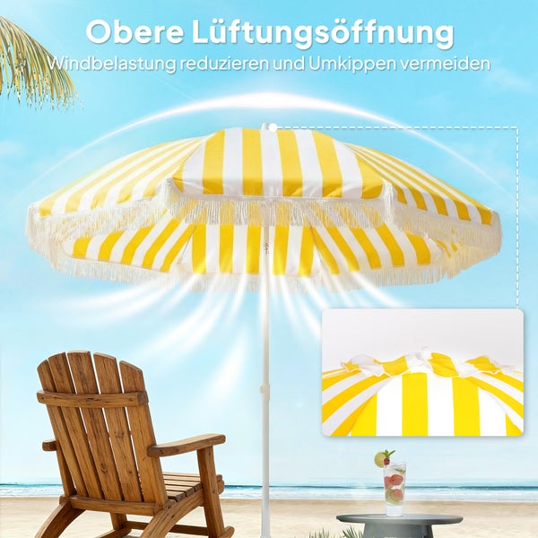 Heller Strand mit gelb-weiß gestreiftem Sonnenschirm mit Fransen und zweiteiligem Mast neben einem Holzstuhl auf Sand.